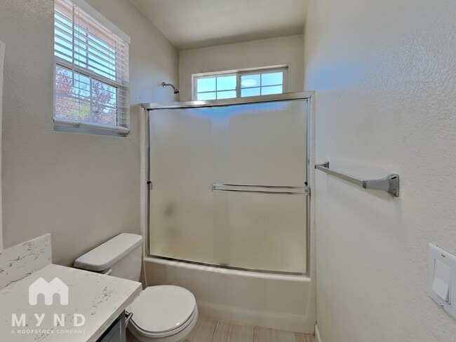 Building Photo - 5325 Dunlay Dr