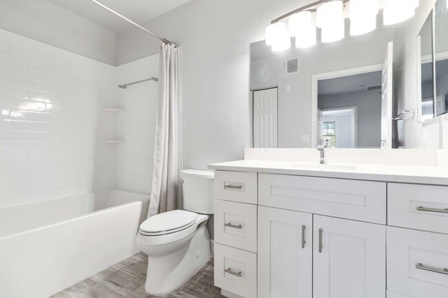 Building Photo - Fully updated 2/2 unit available now for a...