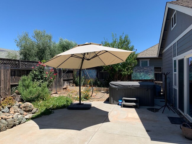 Building Photo - Beautiful 4 bedroom 2 bath custom home