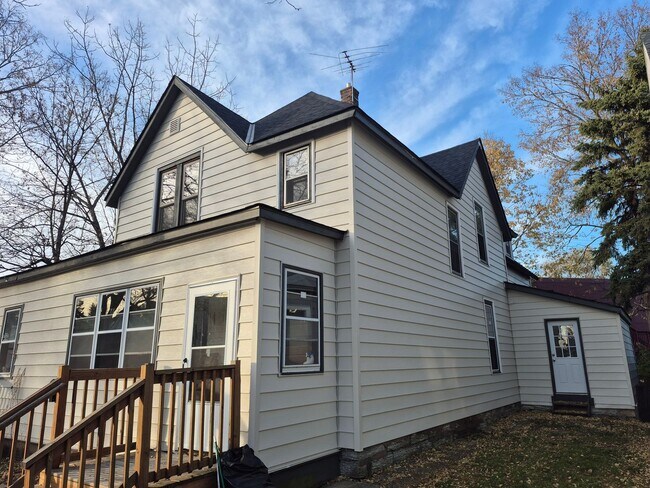 Building Photo - 763 Tuscarora Ave W