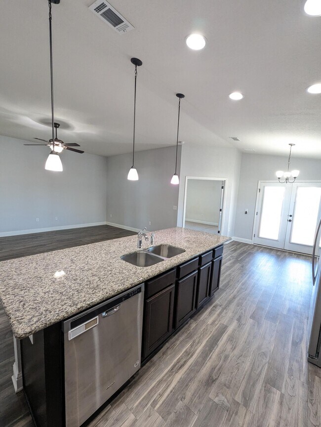 Building Photo - 2401 Spur Ln
