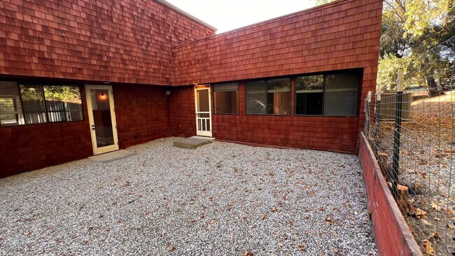 Building Photo - 071-02