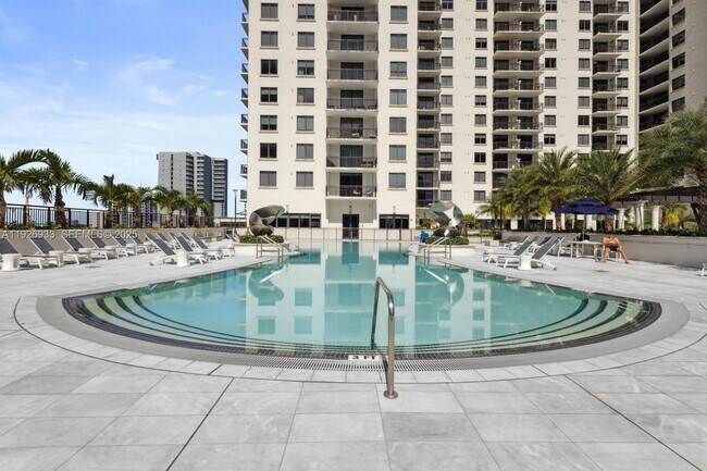 Building Photo - 999 SW 1st Ave