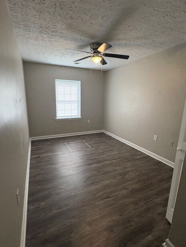 Building Photo - Sinking Creek Apartments