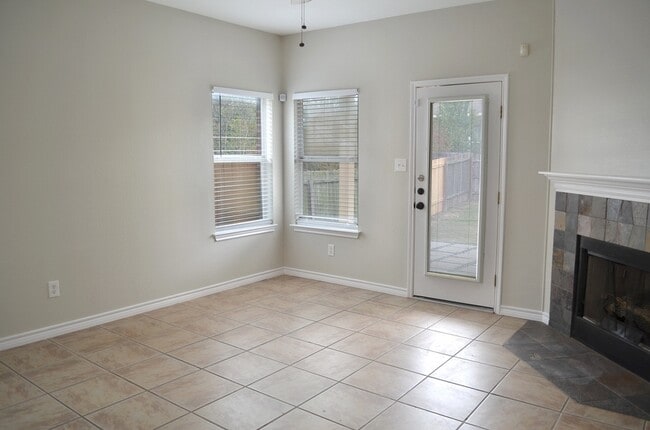 Building Photo - 105 Pecanwood N