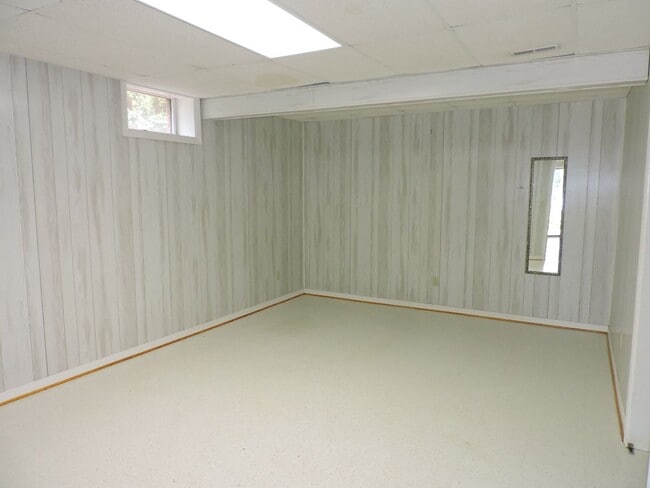Building Photo - Email Linda@vacosold.com  or Call Office 8...