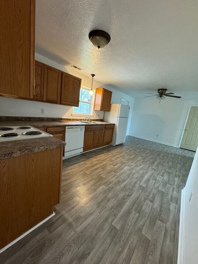 Building Photo - Country living with this large 3 bedroom 2 full bath home
