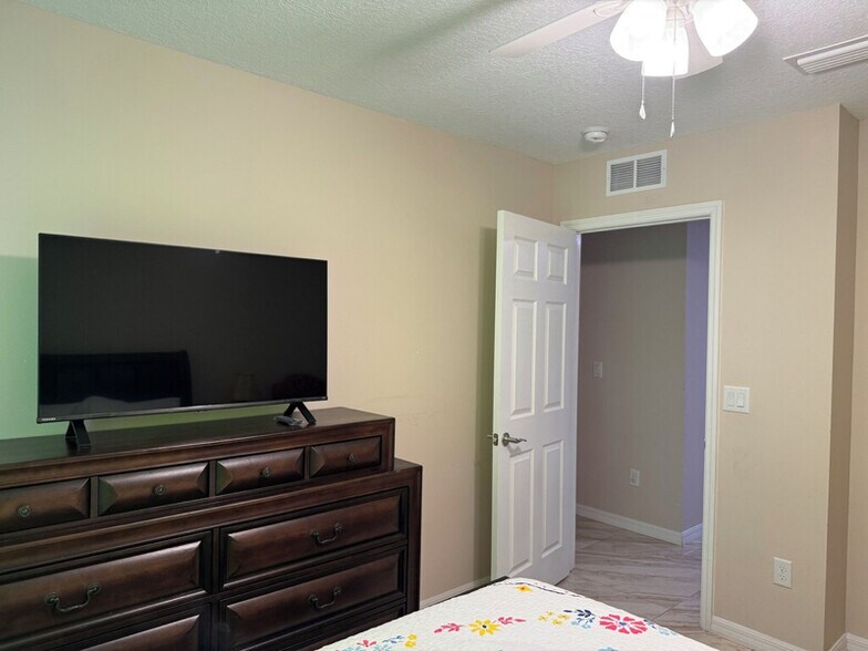 Building Photo - 1355 25th Ave E