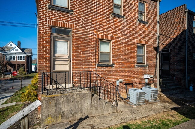 Building Photo - 828 Dennison Ave