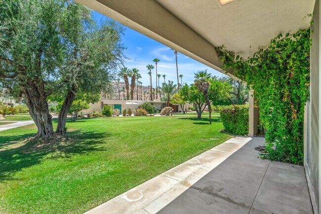 Building Photo - 215 Desert Lakes Dr