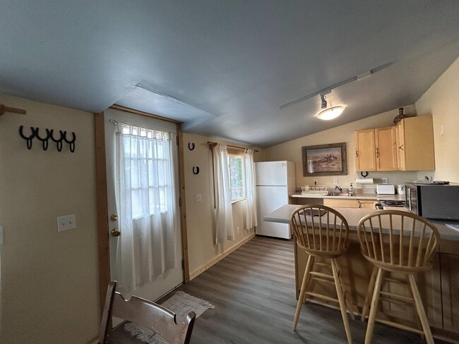 Building Photo - 439 S Tyler Ave