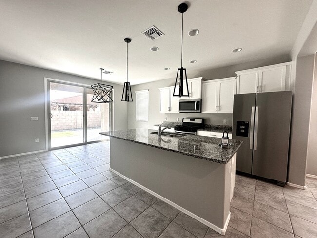 Building Photo - Stunning 4-bedroom, 2-bathroom home located in the vibrant community of Sahuarita, AZ