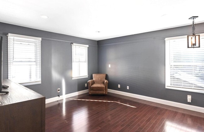 Building Photo - 986 Smith Ave