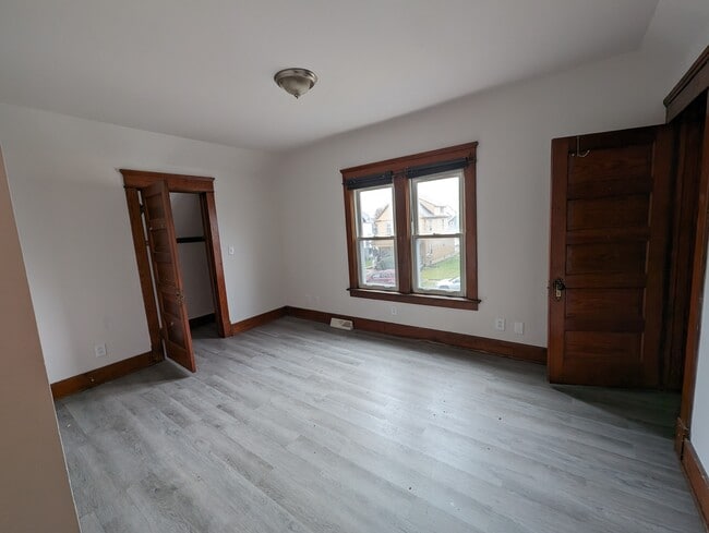 Building Photo - 413 Cherry Ave