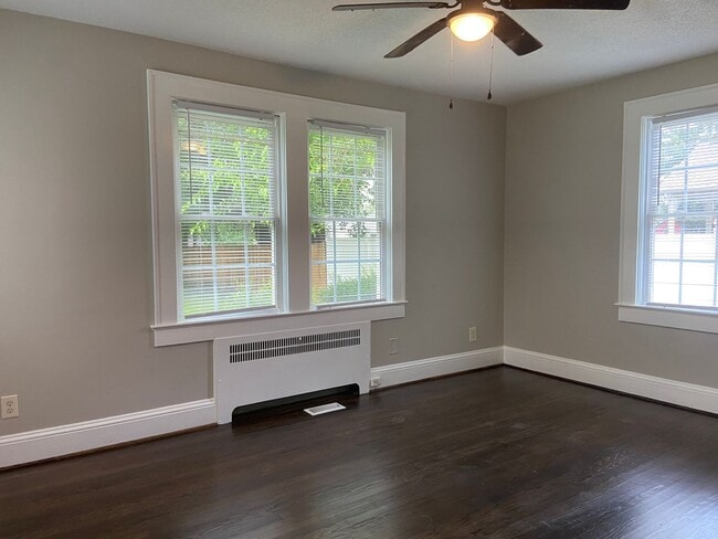 Building Photo - 2 Bedroom, 1 Bathroom House in Burlington!