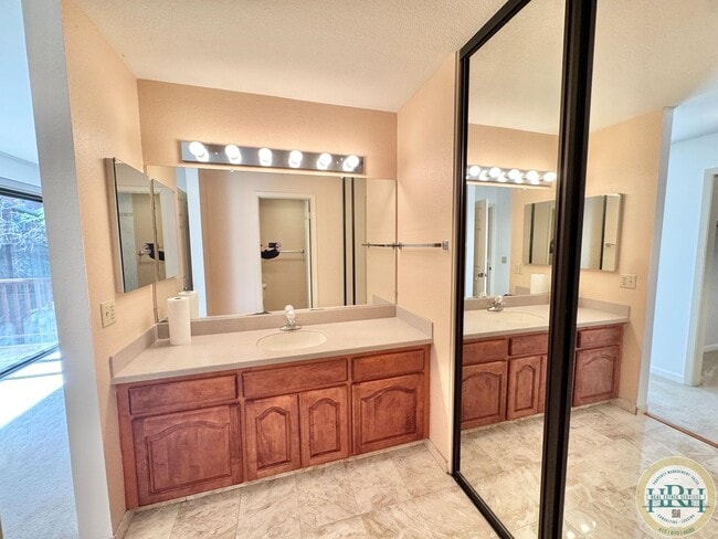 Building Photo - Charming 3-Bedroom, 2.5-Bathroom Condo in Novato