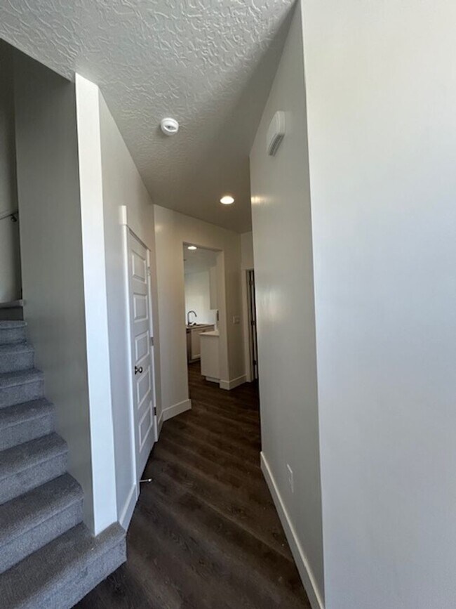Building Photo - Move In Ready 4 Bedroom Home!