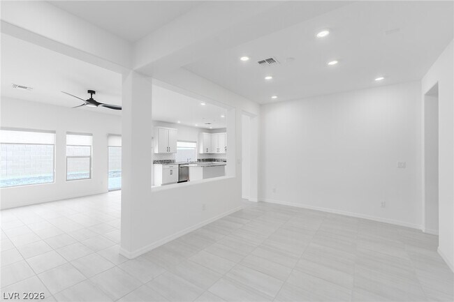 Building Photo - 6846 W Ford Ave