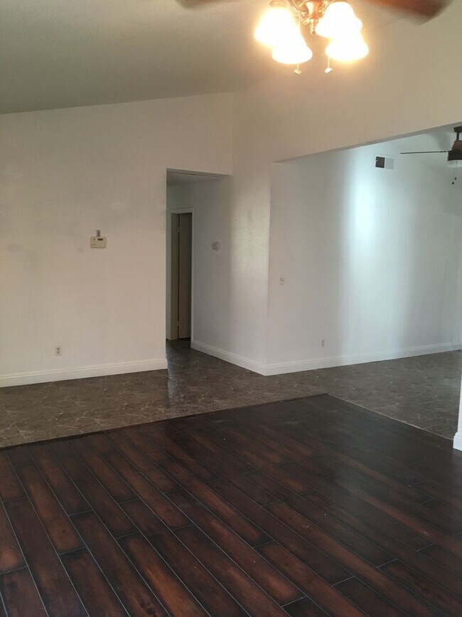 Building Photo - 913 Shadow Mountain Pl