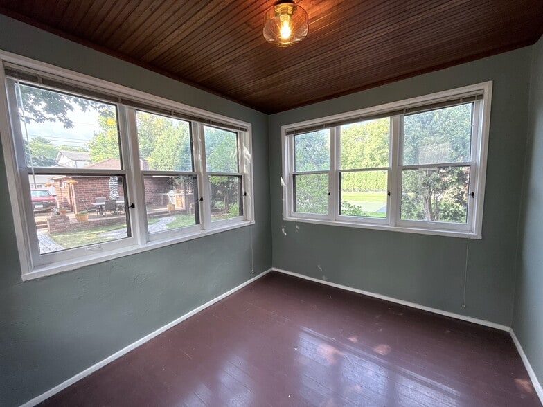 Sleeping Porch (Entrance from Bedroom 2) - 1926 SUMMIT AVENUE