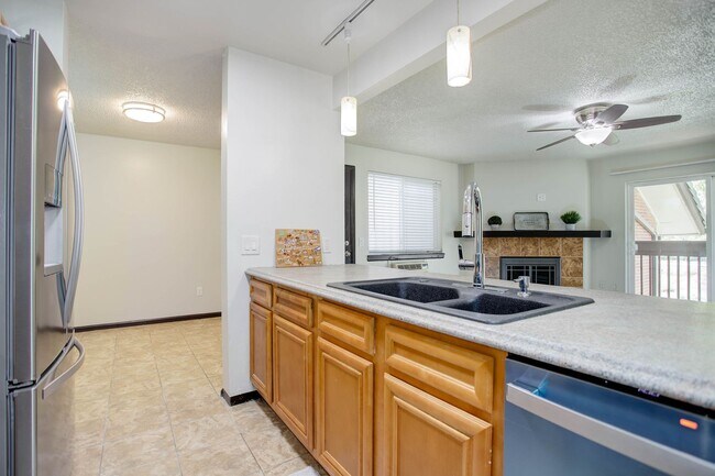 Building Photo - Penthouse level condo with views of canal and trail!