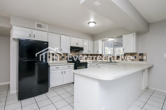 Building Photo - 2110 W Detroit St