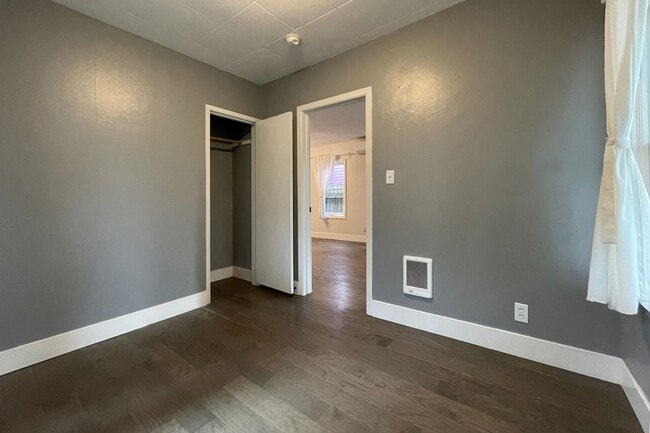 Building Photo - Cute Portsmouth Home with Sunroom, Fenced ...