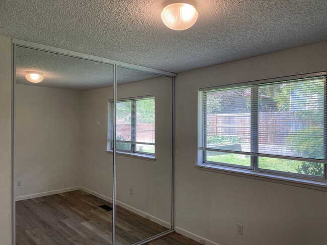 Building Photo - Very Nice 3 Bedroom 2 bath Home-Fully fenc...