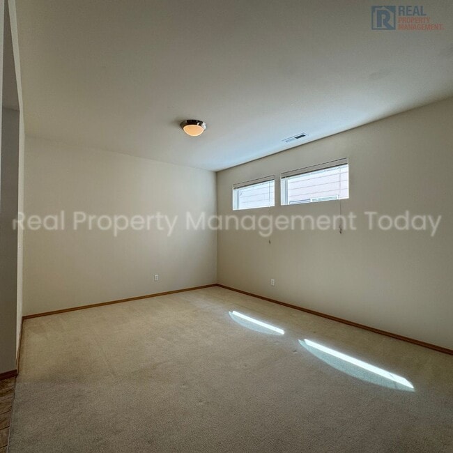Building Photo - 3 Bedroom With Large Bonus Room!