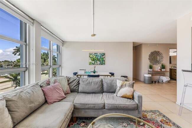 Building Photo - 5055 Collins Ave