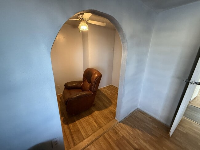 Building Photo - Upstairs Unit in Prime West Valley Location!