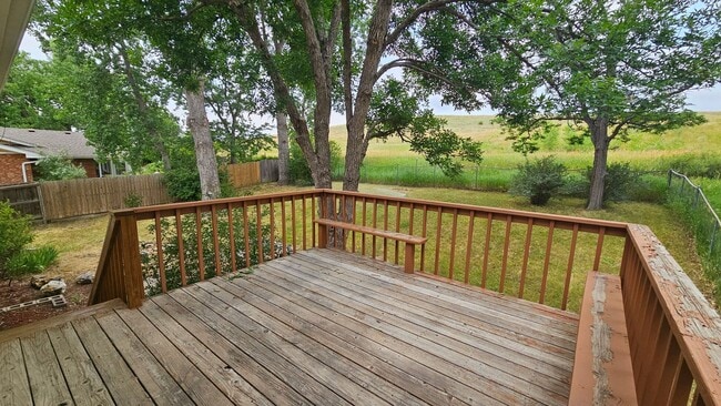 Building Photo - Spacious Bi Level home backing to open spa...