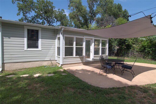 Building Photo - 1505 Karen Ave