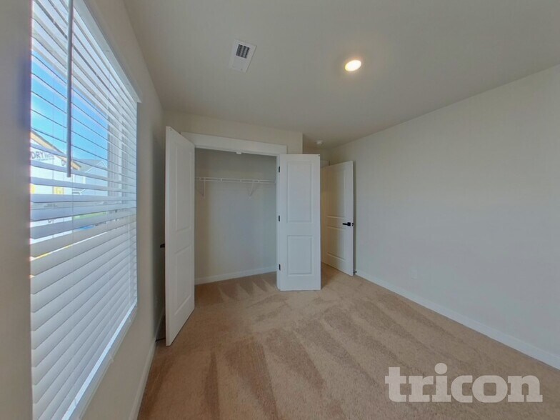 Building Photo - 1225 Crested Iris St