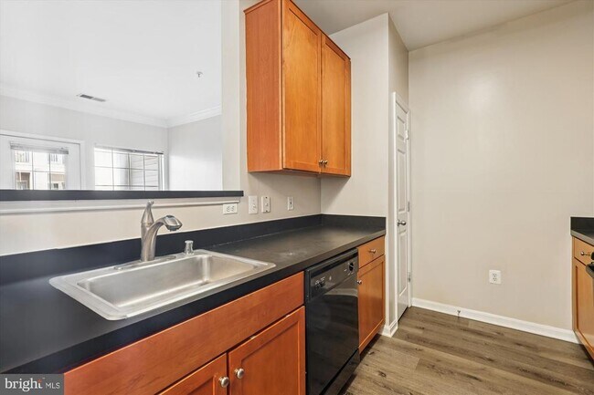 Building Photo - 4860 Eisenhower Ave