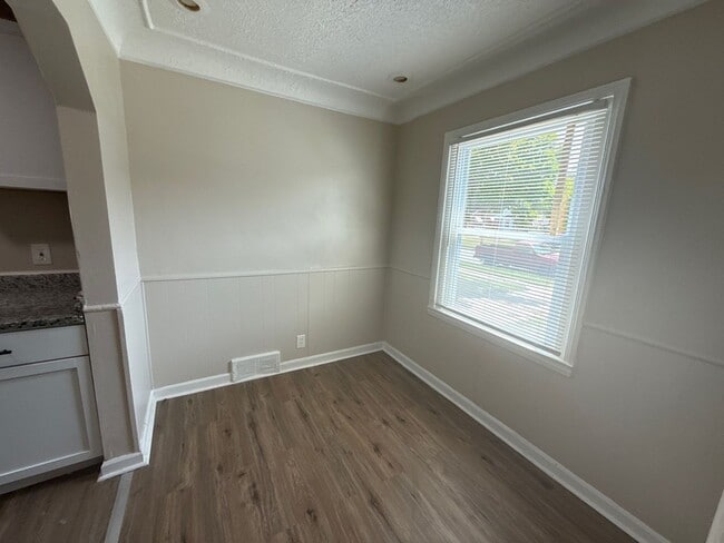 Building Photo - Renovated 3-Bedroom Home – We Welcome Sect...