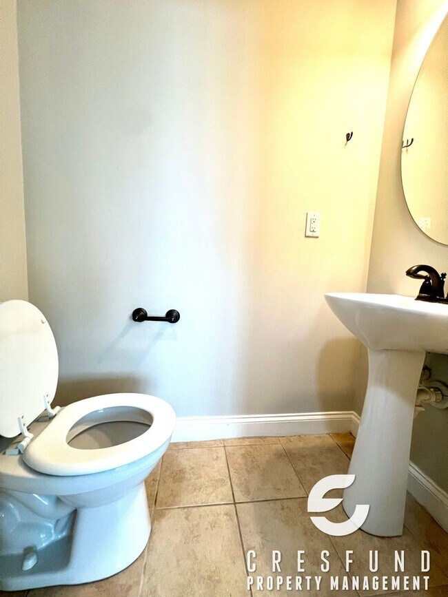 Building Photo - Lake View Luxury 2BR 2.5 Bath