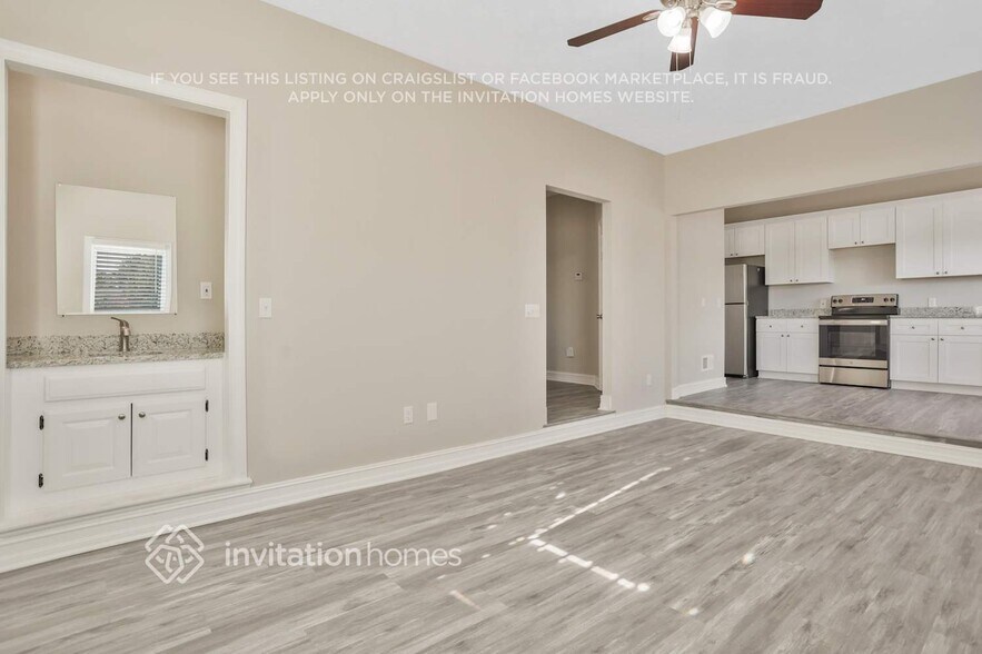 Building Photo - 6015 Holland Dr