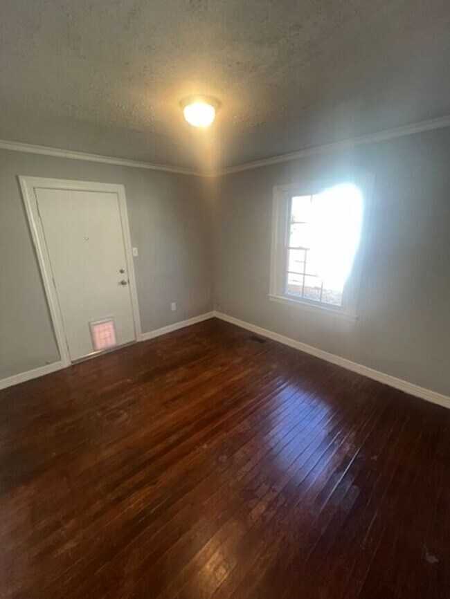 Building Photo - Newly Remodeled 2/1 Single Family House in...
