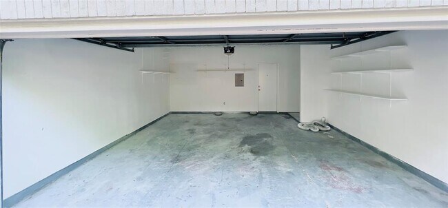 Building Photo - 17629 Red Oak Dr