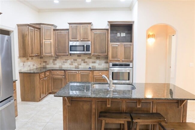 Building Photo - 3800 SW High Point Ave