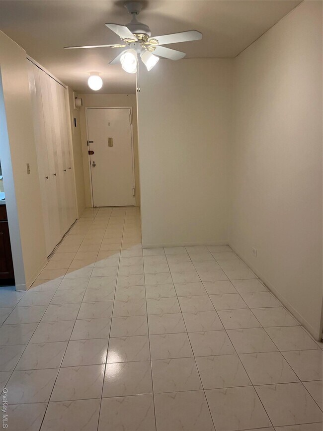 Building Photo - One Bay Club Dr