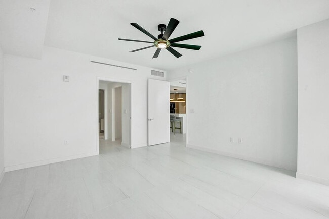 Building Photo - 900 N Ocean Blvd