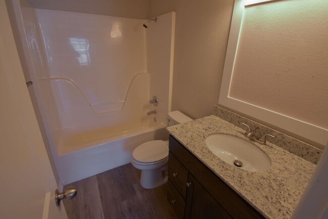 Building Photo - 2 bedroom 2.5 bath townhouse located close...