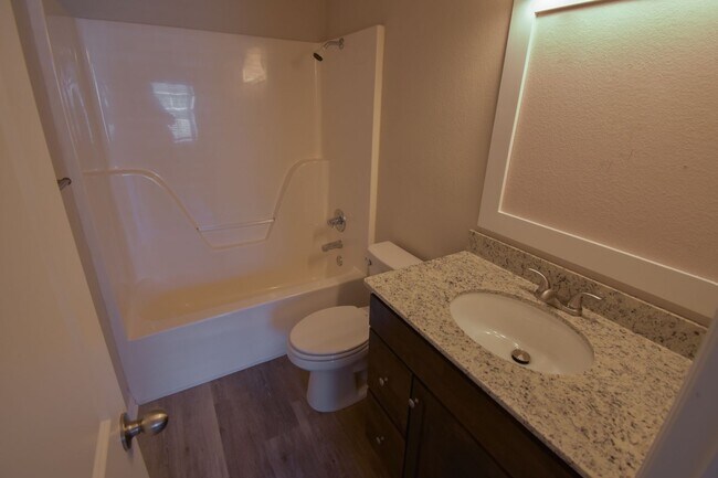 Building Photo - 2 bedroom 2.5 bath townhouse located close to schools and city park in Farmington!