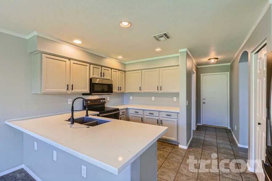 Building Photo - 14725 W Lamoille Dr