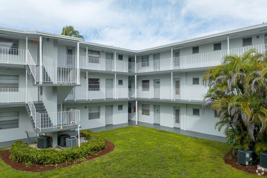 East Side Interior Court - Esquire Apartments