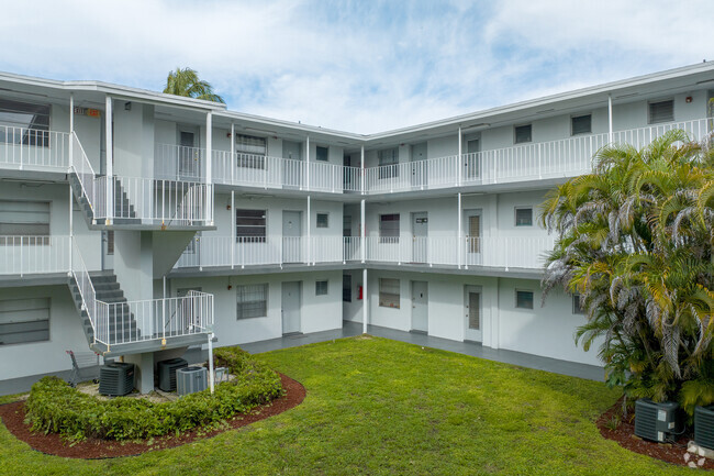 Primary Photo - Esquire Apartments