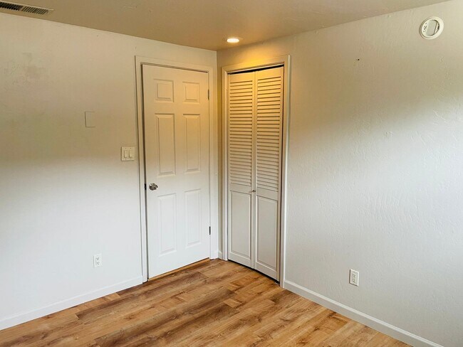 Building Photo - 50 Chaparral Dr