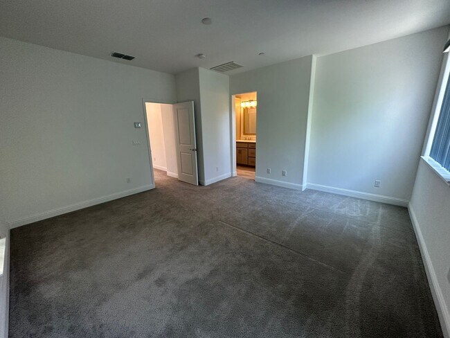 Building Photo - Charming 3 Bed / 2.5 Bath Home with Modern Upgrades